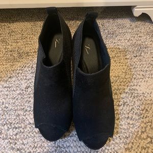 Black top toe VeraWang heeled booties
